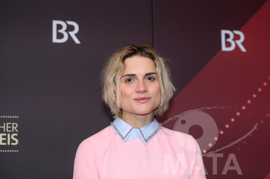 _DWI5409 | Mala Emde bei der Verleihung des 47. Bayerischen Filmpreises 2026  im Prinzregententheater. München, Deutschland. Der Bayerische Filmpreis wird seit 1979 von der Bayerischen Staatsregierung verliehen, um die Bedeutung des Kinofilms als Kulturgut herauszustellen - Realisiert mit Pictrs.com