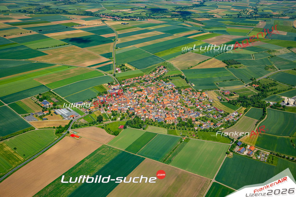 Die Luftaufnahme Hüttenheim - Willanzheim wurde 2022 vom Flugzeug aus (keine Drohne) erstellt. Hohe Auflösung -für große Poster und Wandbilder geeignet - Garantiert!