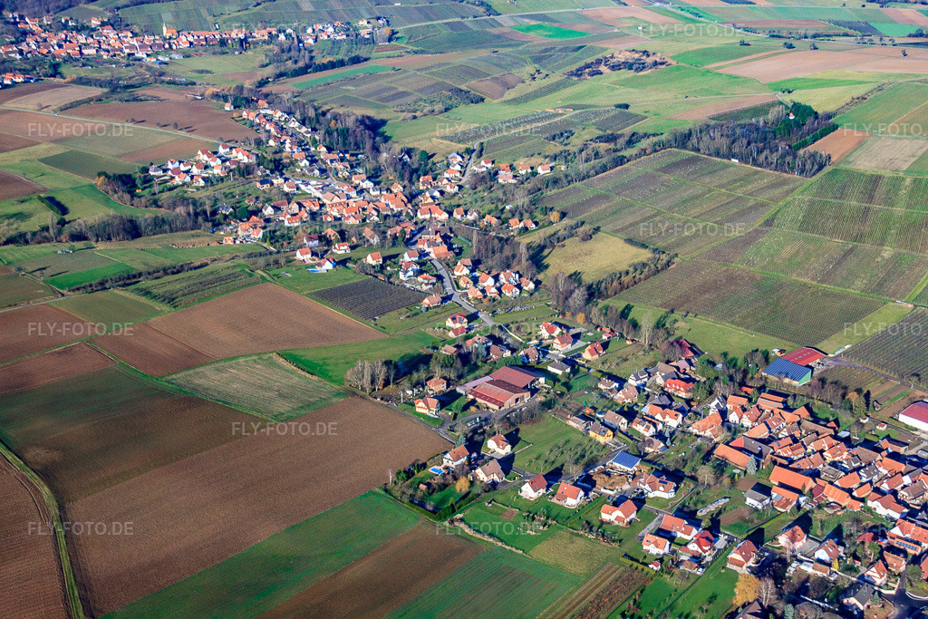Luftbild: Rue Principale in Oberhoffen-lès-Wissembourg im Bundesland Bas-Rhin in Frankreich. – Foto: IMG_48442.jpg vom 11.12.2011 durch Werner Riehm/FLY-FOTO.de – Auflösung des Originals: 4752 x 3168 px