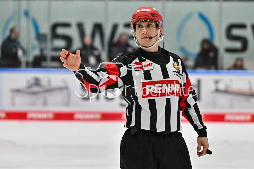 Augsburger Panther - Fischtown Pinguins | im Bild Hauptschiedsrichter Andre SCHRADER in Aktion / Freisteller / Einzelfoto / DEL: Augsburger Panther - Fischtown Pinguins, Curt Frenzel Stadion am 08.01.2025