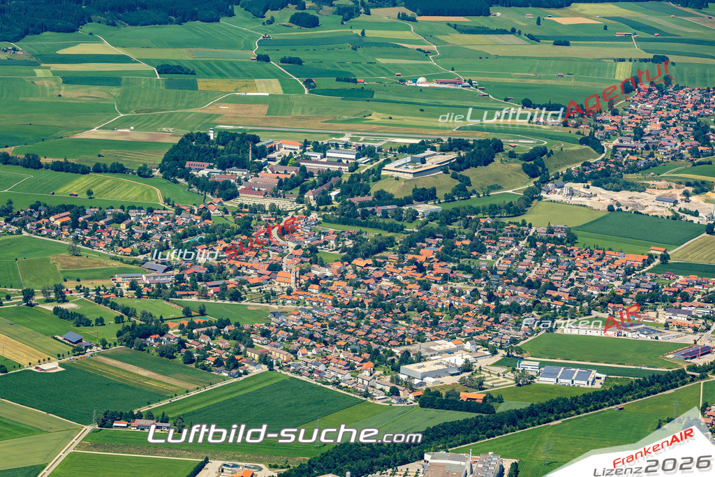 Aktuelles Luftbild von  Burggen - Die Luftaufnahme wurde 2022 mittels UL-Flugzeug erstellt ( keine Drohne ) - hochauflösende Kamera-Systeme von  Canon -Beste Qualität - Für grossformatige Ausdrucke geeignet. Die Geschenkidee !