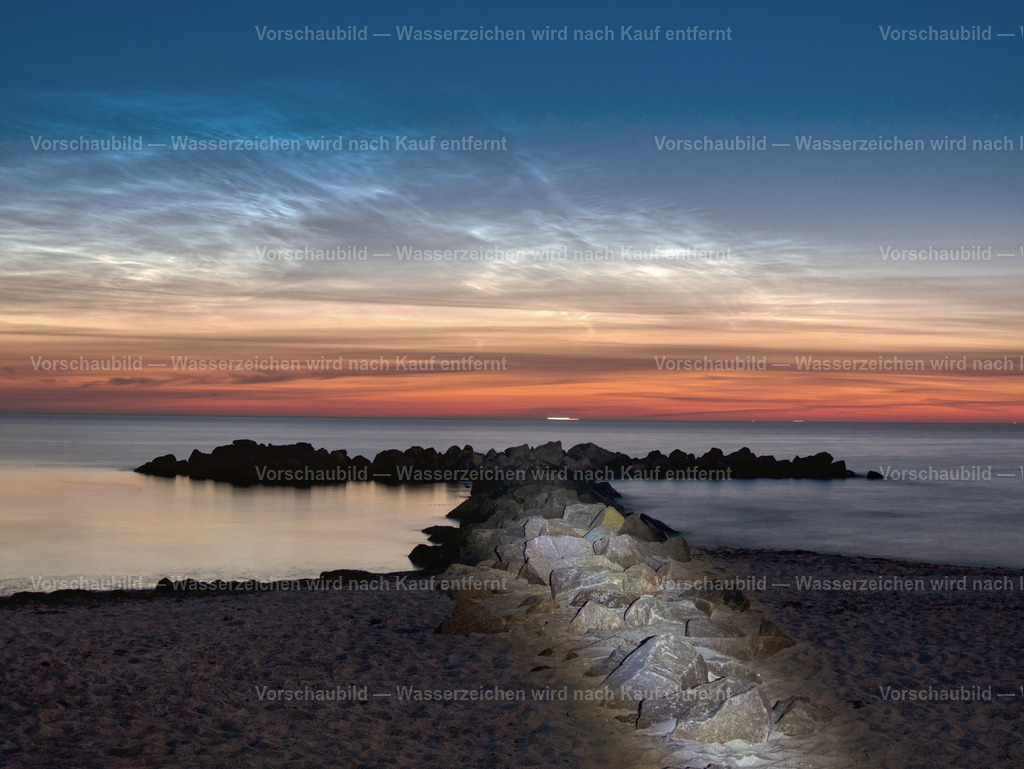 Leuchtende Nachtwolken am Strand von Kalifornien.  | Leuchtende Nachtwolken über der Kieler Bucht am Strand von Kalifornien. 