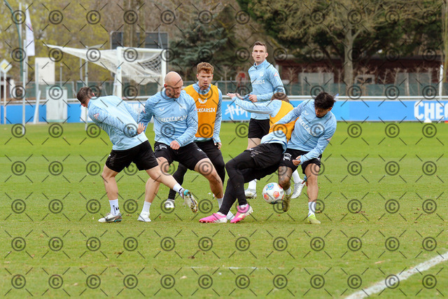 RGE_8669b | Hertha BSC, 2.Bundesliga, Herren, Training, Saison 2025/26, in der Mitte Toni Leistner ( Hertha BSC ),  Mittwoch 25.03. 2026,   Fotograf:   Ralf Gebhardt - Realisiert mit Pictrs.com