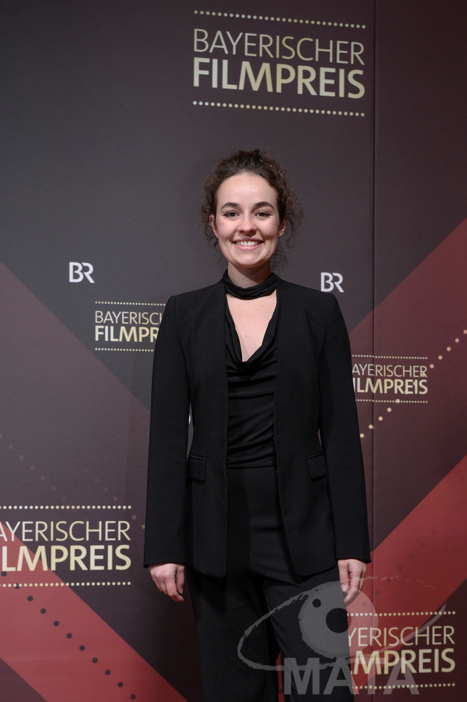 _DWI4676 | Raffaela Kraus (deutsche Schauspielerin und DrehbuchautorIn) auf dem roten Teppich  bei der Verleihung des 47. Bayerischen Filmpreises 2026  im Prinzregententheater. München, Deutschland. Der Bayerische Filmpreis wird seit 1979 von der Bayerischen Staatsregierung verliehen, um die Bedeutung des Kinofilms als Kulturgut herauszustellen - Realisiert mit Pictrs.com