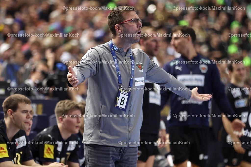KoeEHF15062502028 | 15.06.2025, Handball, Finale TruckScout24 EHF FINAL4, LANXESS arena Köln, Füchse Berlin - SC Magdeburg: Cheftrainer Jaron Siewert (Fuechse Berlin) gestikulierend 