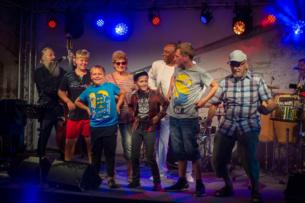 Summ Summ Salsa | Kinderkonzert Summ Summ Salsa mit Klazz Brothers & Cuba Percussion im Forte Belvedere Leisnig zum Festival Hallo Leisnig 2022. - Realisiert mit Pictrs.com