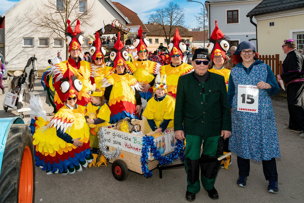 Umzug2025-024_8849 | Fotostrecke: FASCHINGSUMZUG 2025 in Loosdorf. 22 Masken(gruppen)-Teilnehmer: Loosdorfer Vereine, Wirtschaftstreibende, Gemeindeabordnungen sowie Kreditinstitute. rund 700 Besucher entlang der Hauptstrasse. Veranstaltungs-Sicherung durch Mannschaft der FF-Loosdorf mit schwerem Gerät. Maskenprämierung am EKZ-Platz durch Bgm. Thomas Vasku in den Kategorien: Bester Festwagen (Fa. gkonzept-Groissenberger; Beste Personengruppe-ASK-Loosdorf; Beste Einzelperson; Weiteste Anreise-FF Schollach;