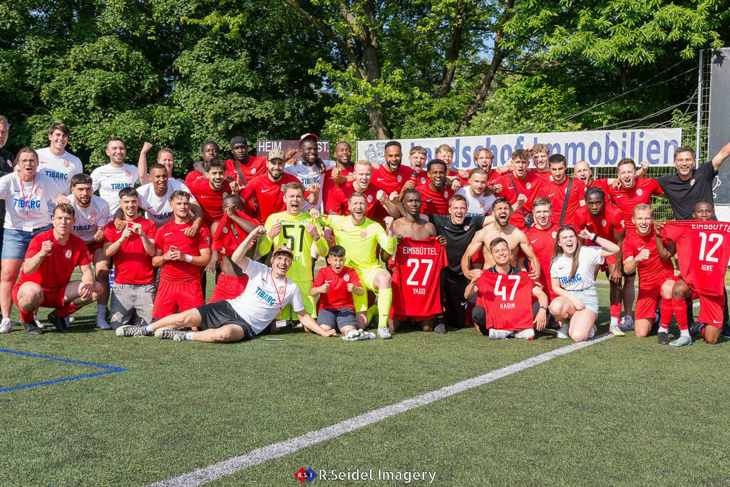 Fußball, Saison 2022/23, Aufstiegsrunde Regionalliga Nord, Eimsbütteler TV - FC Kilia Kiel, ETV-Sportzentrum Hoheluft (Hamburg), 04.06.2023, 2. Spieltag | Die Mannschaft aus Eimsbüttel jubelt nach dem Sieg.