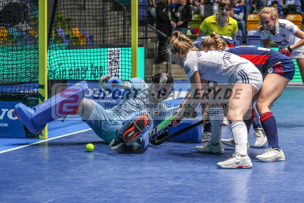 MJ_20230204-DHC-MHC-W-49 | Lisa Schneider (Mannheimer HC #21), Düsseldorfer HC - Mannheimer HC am 4.2.2023 in der Ballsporthalle, Frankfurt am Main