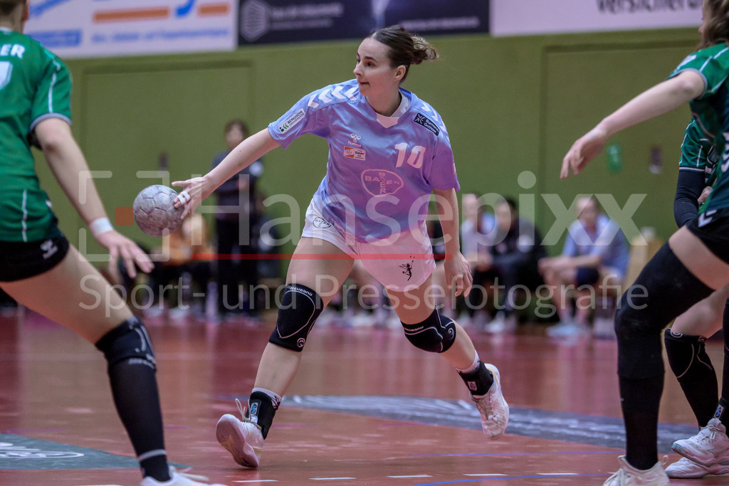 Handball, 2. Bundesliga Frauen, SV Werder Bremen - Bayer 04 Leverkusen | Sophia Cormann (Bayer 04 Leverkusen, 10) am Ball, Spielszene, Aktion, Action