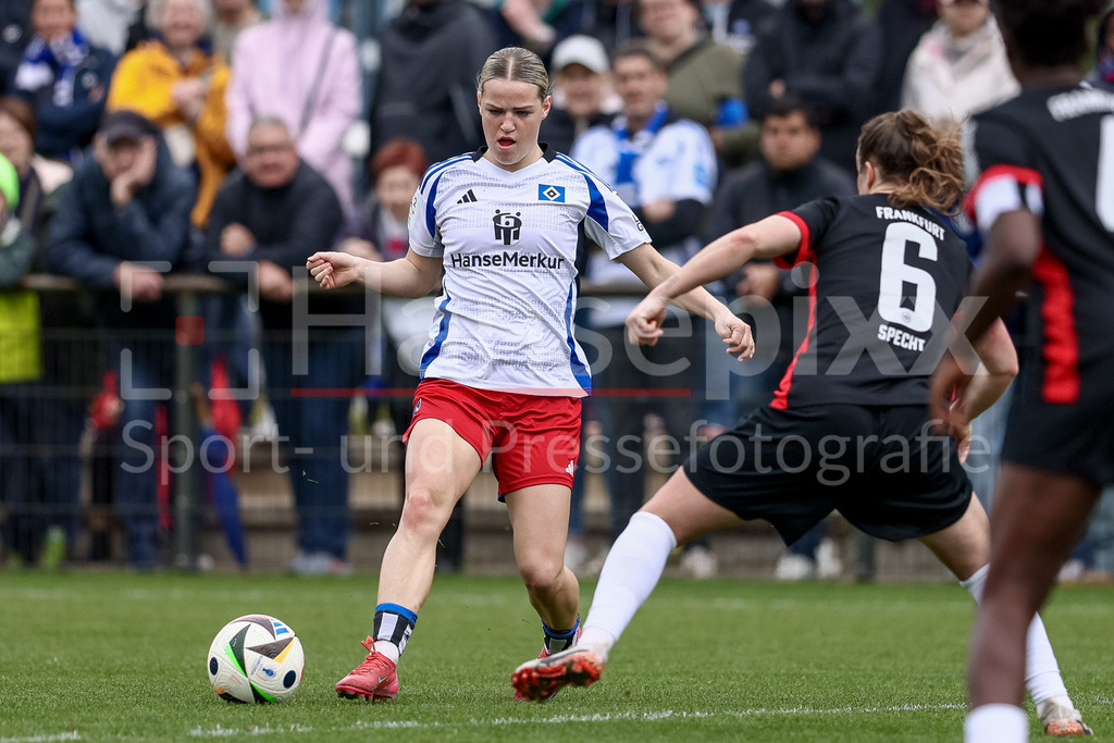 Fussball, 2. Frauen-Bundesliga, Hamburger SV - Eintracht Frankfurt II | v.li.: Amelie Woelki (Hamburger SV, 27) am Ball, Einzelbild, Ganzkörper, Aktion, Action, Spielszene, DIE DFB-RICHTLINIEN UNTERSAGEN JEGLICHE NUTZUNG VON FOTOS ALS SEQUENZBILDER UND/ODER VIDEOÄHNLICHE FOTOSTRECKEN. DFB REGULATIONS PROHIBIT ANY USE OF PHOTOGRAPHS AS IMAGE SEQUENCES AND/OR QUASI-VIDEO.