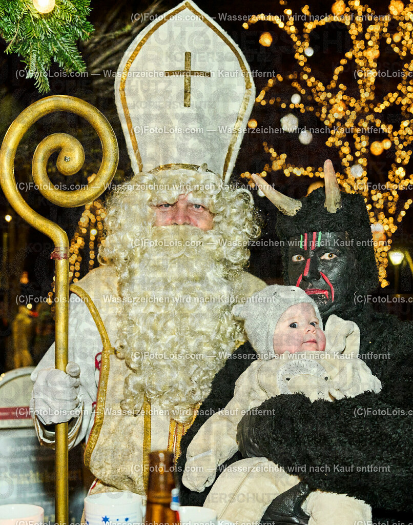 ALP7737_Wieselburger Advent_Nikolaus-Familie Grubmueller | (C)FotoLois.com, Alois Spandl, Wieselburger Advent im Schlosspark, Besuch durch den Hl. Nikolaus und seinen Krampussen, Sa 3. Dezember 2022.