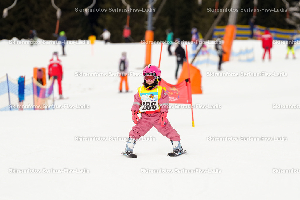 SRF_02.01.2026_0417 | Skirennfotos,Serfaus,Fiss,Ladis,Kinderskirennen,Winter,Tirol,Oberland,skirace,SFL,feelfree,weil wir's genießen,ski,Ski,skifahren,Sonnenplateau, - Realisiert mit Pictrs.com