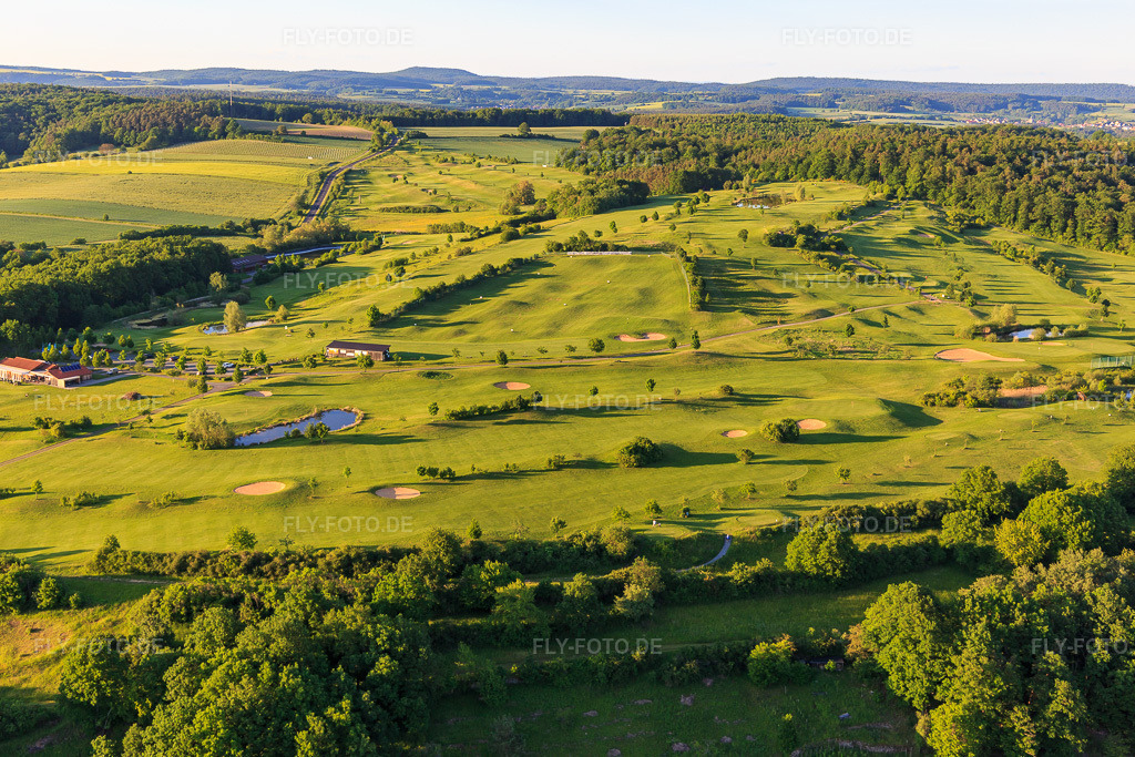 Luftbild: Golfplatz des Golfclub Haßberge e.V. im Ortsteil Steinbach in Ebelsbach im Bundesland Bayern in Deutschland. – Foto: IMG_100123.jpg vom 26.05.2017 durch Werner Riehm/FLY-FOTO.de – Auflösung des Originals: 5472 x 3648 px – Golfclub Haßberge | im Naturpark Haßberge. Golfen mit Panorama! Herrlich ruhig gelegen befindet sich zwischen Bamberg und Schweinfurt einer der schönsten und anspruchvollsten Golfplätze in der Region