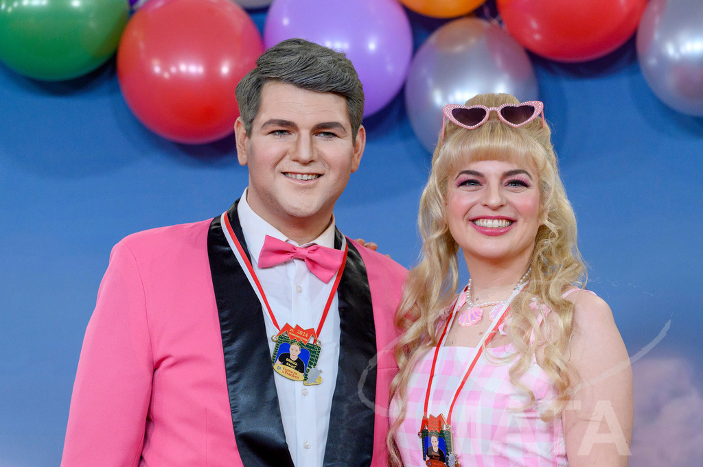 _DWA1761 | Politikerin Katharina Schulze (Grüne) mit ihrem Stellvertreter Johannes Becher (links) bei der TV-Sendung Fastnacht in Franken 2024. Veitshöchheim, 02.02.2024 Bayern Deutschland - Realisiert mit Pictrs.com