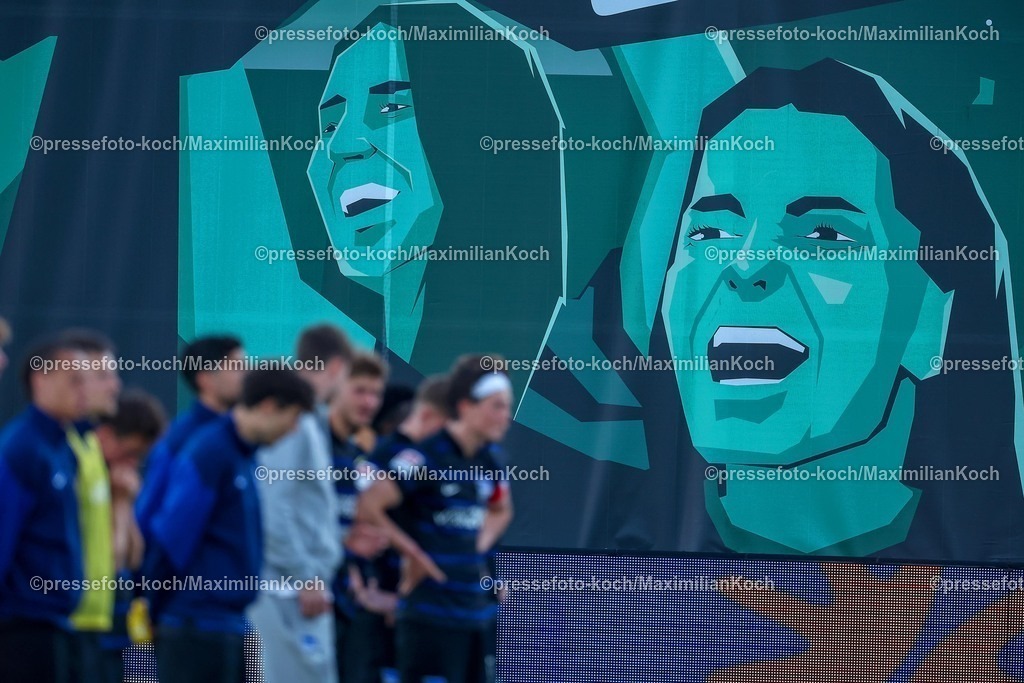 SCP09052501108 | 09.05.2025, Fußball, Preußen Münster - Hertha BSC, 2. Fußball Bundesliga, 33. Spieltag, Preußenstadion, Saison 2024 2025: Enttäuschung Enttäuschte Gesichter bei der Hertha BSC nach der 0:2 Niederlage. LAchende Gesichter auf der Baustellenwand im Hintergrund - davor die Enttäuschte Mannschaft nach der NiederlageDFB regulations prohibit any use of photographs as image sequences and or quasi-video.