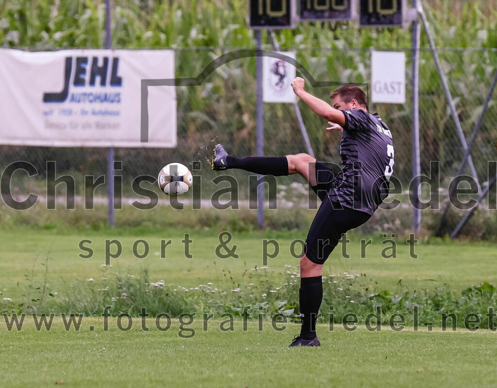 2023-08-27_062_TSV_Egmating_II_gegen_SG_Grasbrunn-Haar_II | Egmating, Deutschland, 27.08.2023:
Fußball, B-Klasse 2023 / 2024, 2. Spieltag, TSV Egmating II gegen (SG) Grasbrunn / Haar II, Endergebnis: 1:2

Stefan Mayer (TSV Egmating, #3)

Foto: Christian Riedel / fotografie-riedel.net