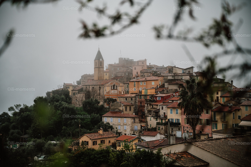 Dorf im Nebel 2 | Ein mediterranes Bergdorf liegt still im Nebel, eingefangen im Querformat. Die weiche Lichtstimmung und sanften Farben verleihen dem Bild Tiefe und Ruhe – ein eindrucksvoller Kunstdruck für eine entspannte Raumwirkung. - Realisiert mit Pictrs.com