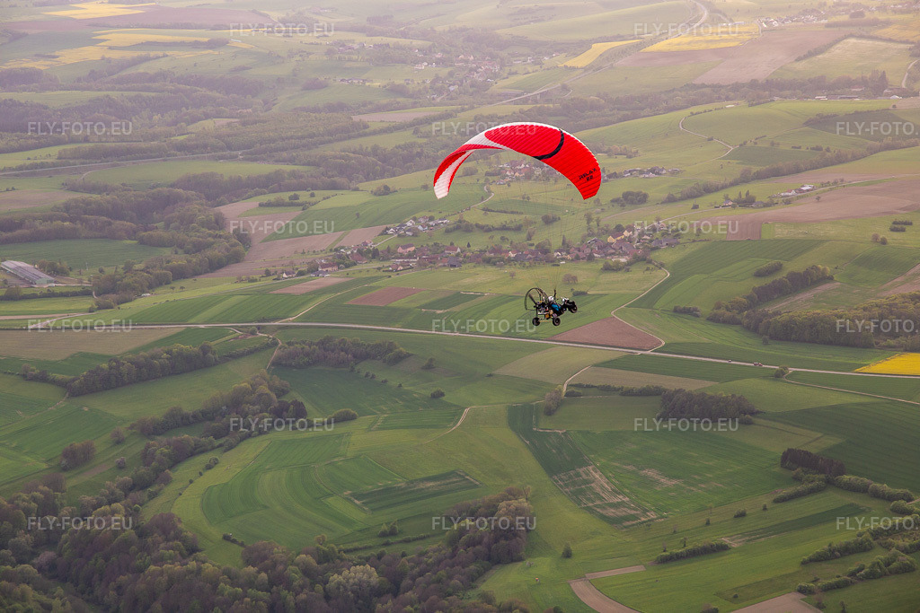 Vue aérienne: Paramoteur à Nussweiler dans le département Moselle, France. Photo: IMG_140451.jpg prise le 30/04/2024 par Werner Riehm/FLY-FOTO.eu – Résolution de l'original: 5472 x 3648 px