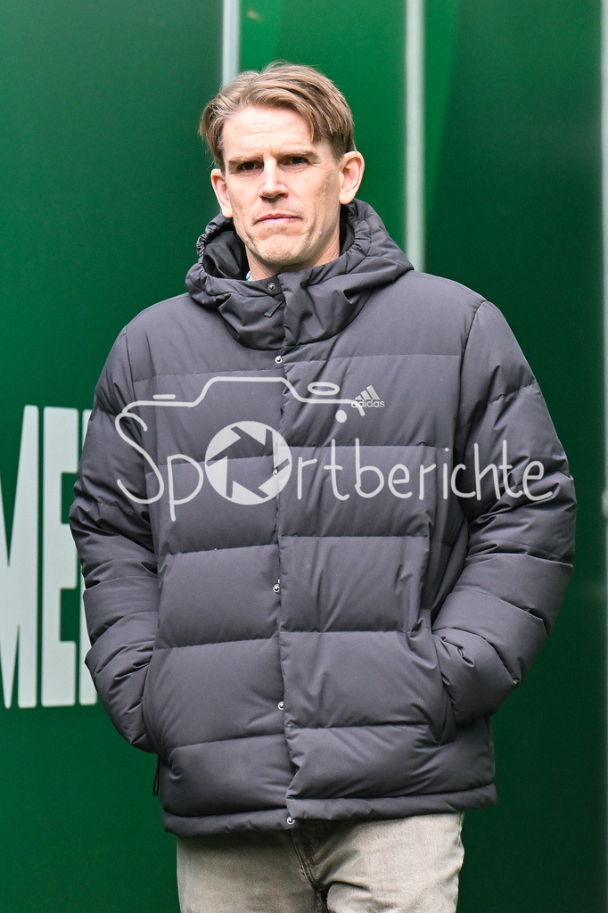SV Werder Bremen - FC Bayern München | BREMEN, GERMANY - 14. FEBRUARY: im Bild Christoph FREUND Sportdirektor des FC Bayern vor dem Bundesligamatch zwischen dem SV Werder Bremen und dem FC Bayern München am 22. Spieltag im Weserstadion / DFL REGULATIONS PROHIBIT ANY USE OF PHOTOGRAPHS AS IMAGE SEQUENCES AND/OR QUASI-VIDEO
