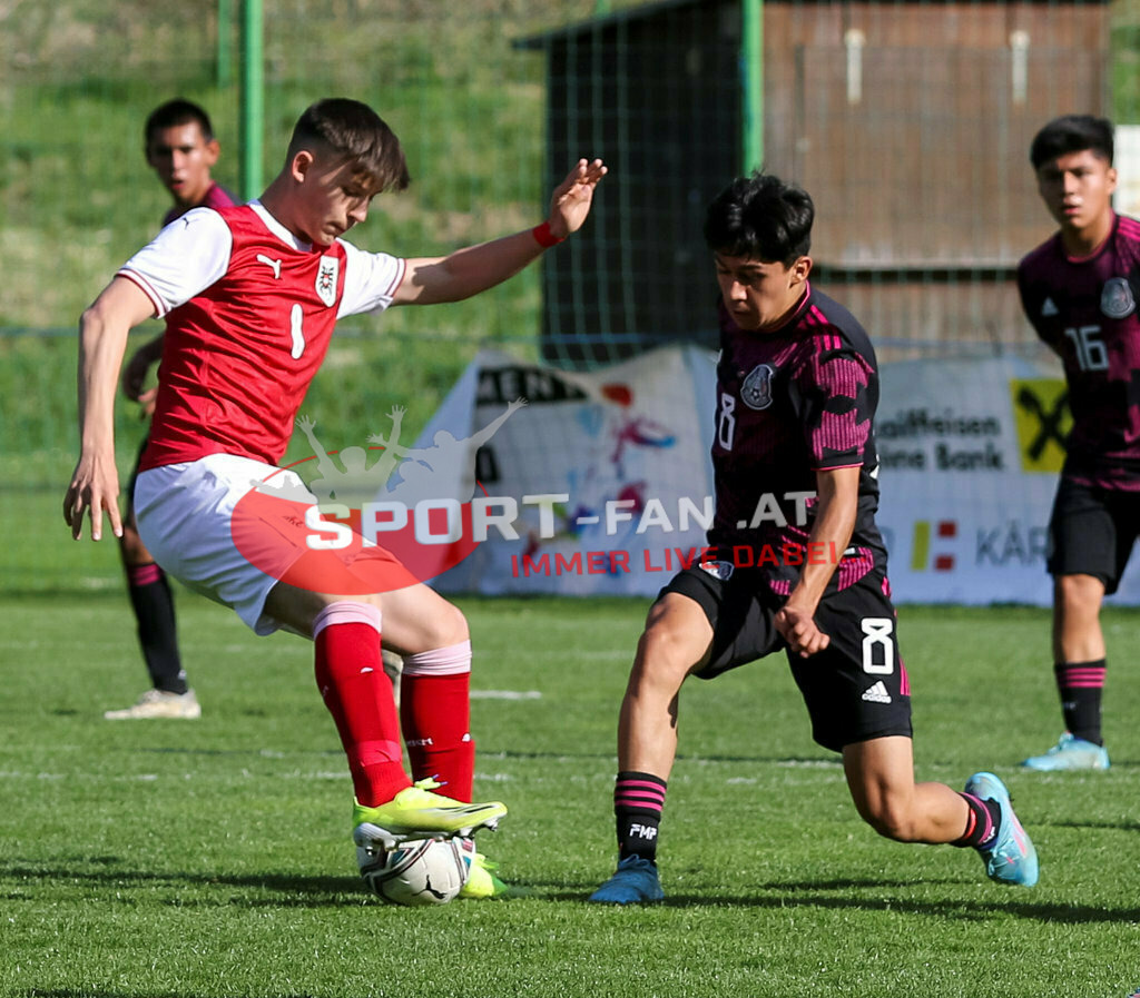 AUSTRIA U15 - MEXICO U15 | ROMEO MÖRTH (Austria #8) Derek Garcia (Mexico #8) Jesus Torres (Mexico #16) ; AUSTRIA U15 - MEXICO U15 am 29.04.2022 in Arnoldstein
(Sportplatz), AUSTRIA, (Photo by Ernst Krawagner sport-fan.at) - Realisiert mit Pictrs.com