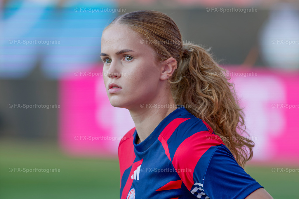 Supercup-Frauen-Bayern-Muenchen-vs-VfL-Wolfsburg 003 | Sportfotos und Eventgalerien von FX-Sportfotografie. Bilder von Fußball, Vereinsveranstaltungen und Events direkt ansehen und als Download bestellen. - Realisiert mit Pictrs.com