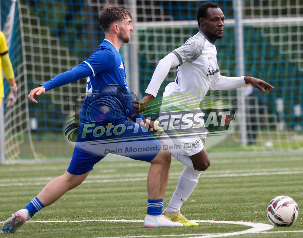 TuS Bruchmühlen - Bünder SV | Auf dem Bild zu sehen: blau TuS Bruchmühlen: Deniz Ali Parlak ; weiß Bünder SV: Sidibe Mamadou Kaba TuS Bruchmühlen, Bünder SV, Saison 26/27, Kreisliga A, Bruchmühlen, Deutschland - Realisiert mit Pictrs.com