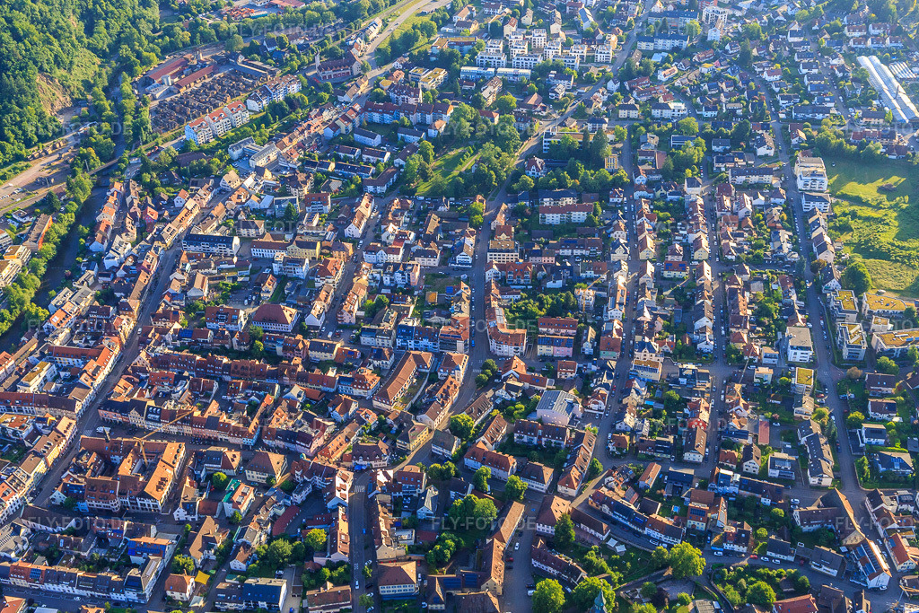 Luftbild: Stadtzentrum aus Südwesten in Waldkirch im Bundesland Baden-Württemberg in Deutschland. Foto: IMG_147596.jpg vom 30.05.2025 durch Werner Riehm/FLY-FOTO.de