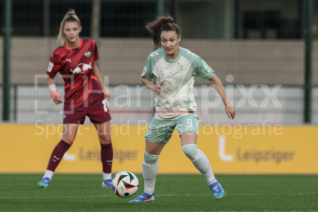 Fussball, Google Pixel Frauen-Bundesliga, RB Leipzig - SV Werder Bremen | v.li.: Sophie Weidauer (SV Werder Bremen, 9) am Ball, Einzelbild, Ganzkörper, Aktion, Action, Spielszene, DIE DFB-RICHTLINIEN UNTERSAGEN JEGLICHE NUTZUNG VON FOTOS ALS SEQUENZBILDER UND/ODER VIDEOÄHNLICHE FOTOSTRECKEN. DFB REGULATIONS PROHIBIT ANY USE OF PHOTOGRAPHS AS IMAGE SEQUENCES AND/OR QUASI-VIDEO.