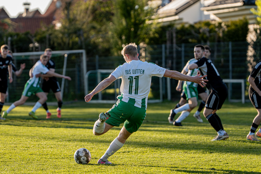 Fußball I Herren I Saison 2025-2026 I Bezirksliga Weser-Ems 4 I 15. Spieltag I TuS Lutten - GW Brockdorf I 07825 | jns.sportfotos - Realisiert mit Pictrs.com