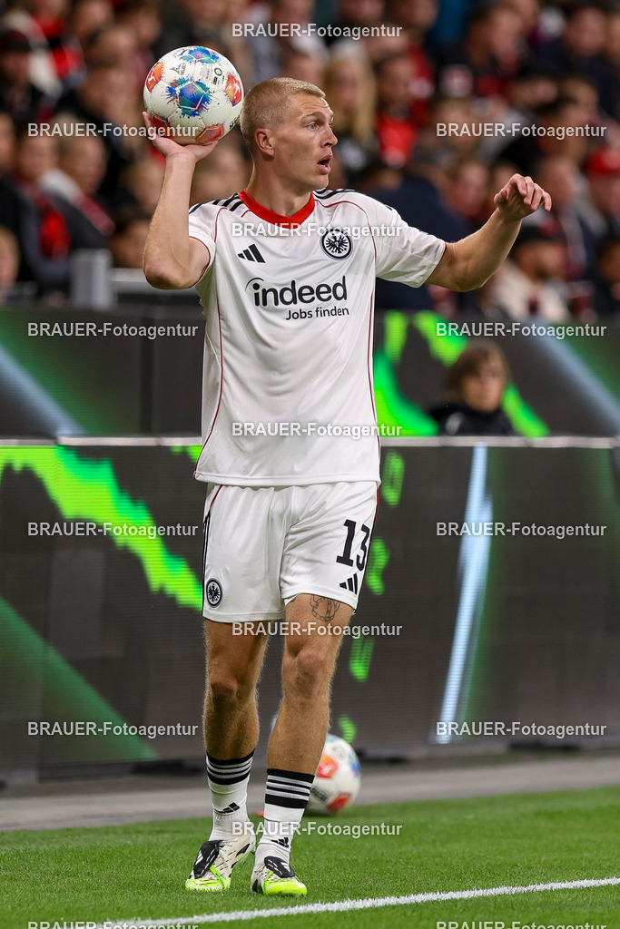 Bayer 04 Leverkusen vs Eintracht Frankfurt - Bundesliga  | Leverkusen, Deutschland, 12.09.25:   Rasmus Kristensen (Eintracht Frankfurt) mit Ball in der Handwaehrend des Spiels der Bundesliga zwischen  Bayer 04 Leverkusen vs Eintracht Frankfurt in der BayArena(Foto von Brauer-Fotoagentur / Adrian Schlueter)