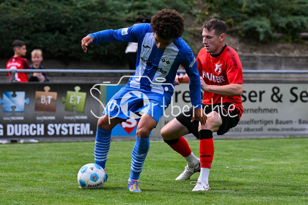 TSV Aindling - FV Illertissen | im Duell Cayton IRIGOYEN-GONI (Illertissen 20) und David BURGHART (Aindling 21) / Zweikampf / Verbandspokal Bayern: TSV Aindling - FV Illertissen, TSV Aindling Hauptplatz am 05.08.2025