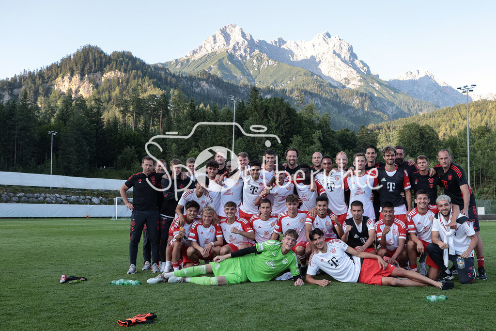 FC Pinzgau Saalfelden - FC Bayern Amateure | Die Mannschaft der BAyern Amateure positioniert sich vor einem traumhaften Bergpanorama zum gemeinsamen Bild / Mannschaftsfoto / FC Bayern Muechen / FC Bayern Amateure