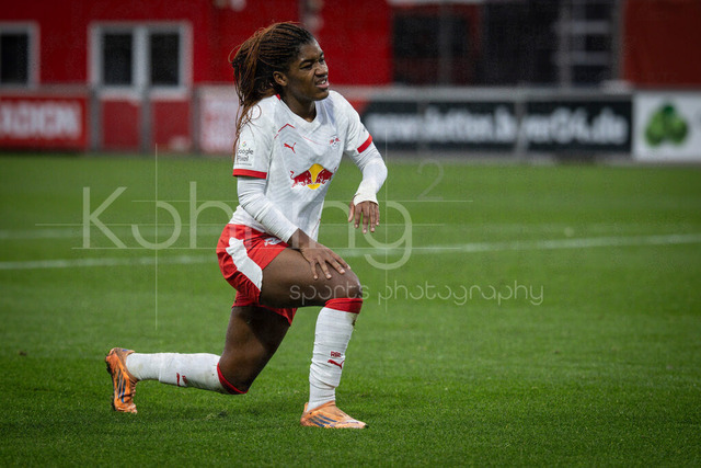 Frauen Fußball-Bundesliga; Bayer 04 Leverkusen - RB Leipzig, 06.12.2025 | Unzufriedenes Gesicht: Delice Boboy (RB Leipzig, 17) nach einer vergebenen Möglichkeit; Bayer 04 Leverkusen - RB Leipzig an Spieltag 12 der Google Pixel Frauen-Bundesliga am 06.12.2025 im Ulrich-Haberland-Stadion in Leverkusen (Nordrhein-Westfalen). DFL REGULATIONS PROHIBIT ANY USE OF PHOTOGRAPHS AS IMAGE SEQUENCES AND/OR QUASI-VIDEO.
