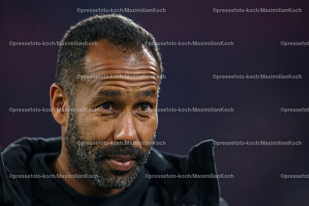 Due0911240109602114 | 09.11.2024, Fußball, Fortuna Düsseldorf - SC Paderborn 07, 2. Bundesliga, Merkur Spiel-Arena, Saison 2024 2025: Cheftrainer Daniel Thioune (Trainer Fortuna Düsseldorf) runzelt die Stirn DFB regulations prohibit any use of photographs as image sequences and or quasi-video.