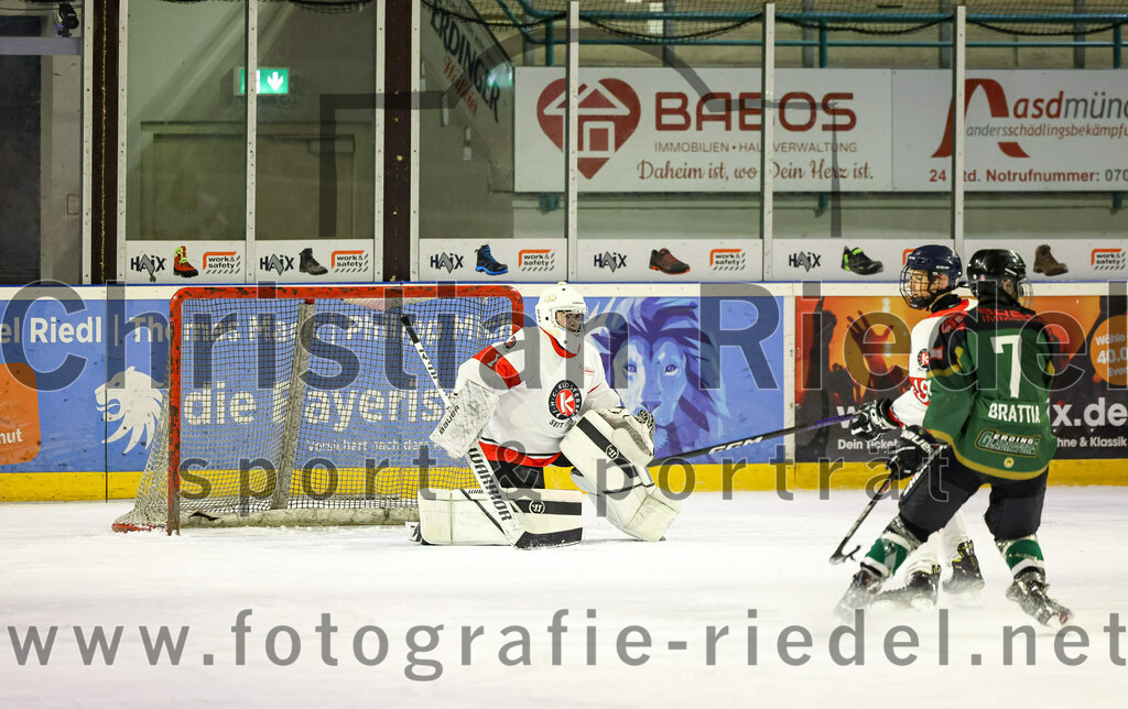 2022-12-04_090_TSV_Erding_gegen_EHC_Klostersee | Erding, Deutschland, 04.12.2022:
Eishockey, Bayernliga U17 2022 / 2023, 11. Spieltag, TSV Erding gegen EHC Klostersee, Endergebnis: 3:5

Torwart Robin Merwald (EHC Klostersee, #1), Emilio Brattia (Erding Gladiators, #7)

Foto: Christian Riedel / fotografie-riedel.net