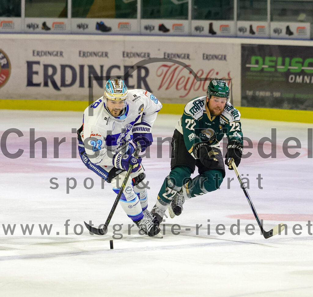 2025-09-26_142_TSV_Erding_gegen_SC_Riessersee | Erding, Deutschland, 26.09.2025:Eishockey, Oberliga Süd 2025 / 2026, 3. Spieltag, TSV Erding gegen SC Riessersee, Endergebnis: 3:5Robin Soudek (SC Riessersee, #22), Grady Hobbs (Erding Gladiators, #22)Foto: Christian Riedel / fotografie-riedel.net