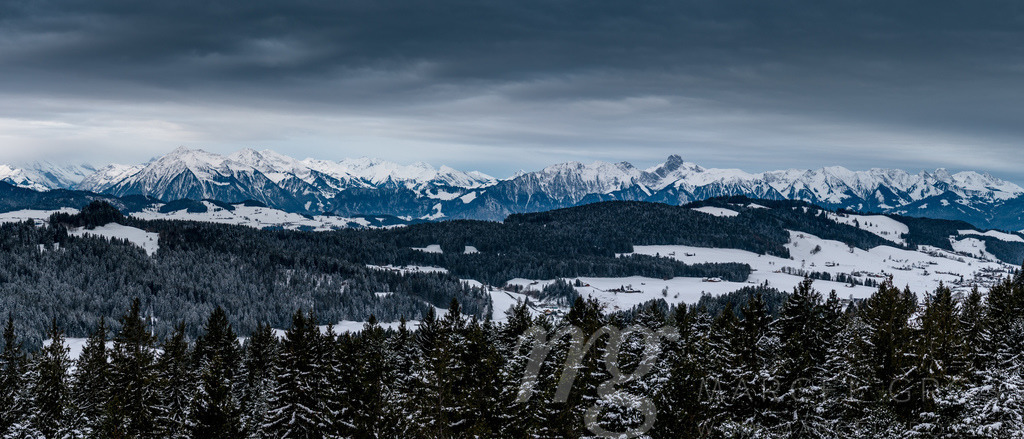 Blick von Chuderhüsi Aussichtsturm übers Emmental zu den Voralpen mit Stockhorn und Niesen | Die ideale Geschenkidee für Naturliebhaber. Naturbilder von Marcel Gross Photography für ihr Zuhause in den verschiedensten Formaten und Materialien. - Realisiert mit Pictrs.com