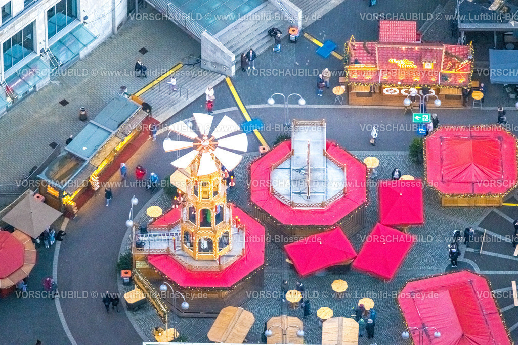 Bochum251204995 | Luftbild, Weihnachtsmarkt-Pyramide und Stände auf dem Dr.-Ruer-Platz, Gleisdreieck, Bochum, Ruhrgebiet, Nordrhein-Westfalen, Deutschland