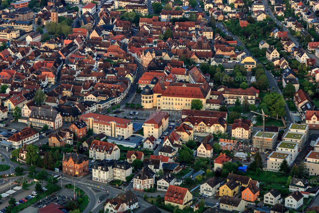 Luftbild: Schloss Bad Bergzabern in Bad Bergzabern im Bundesland Rheinland-Pfalz in Deutschland. Foto: IMG_113953.jpg vom 23.05.2019 durch Werner Riehm/FLY-FOTO.deSchloss