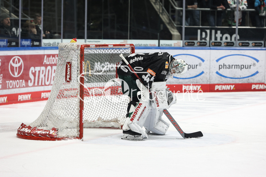 Augsburger Panther - Kölner Haie | Ein niedergeschlagener Dennis ENDRAS (AEV #44) nach der Niederlage zu Hause gegen die Koelner Haie / Enttaeuscht