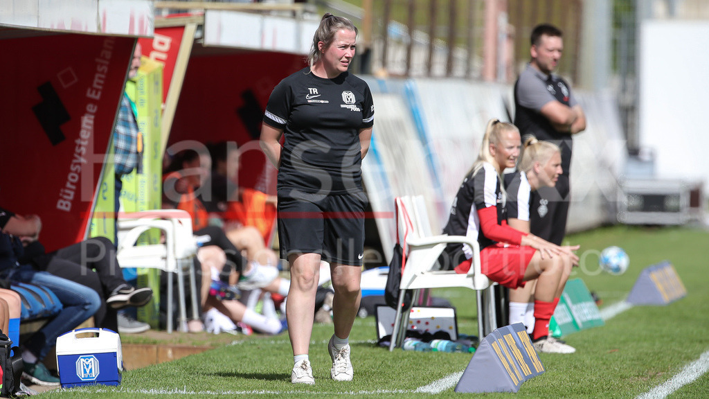Fussball, 2. Frauen-Bundesliga, SV Meppen - Borussia Mönchengladbach | v.li.: Carin Bakhuis (Trainerin, SV Meppen), DIE DFB-RICHTLINIEN UNTERSAGEN JEGLICHE NUTZUNG VON FOTOS ALS SEQUENZBILDER UND/ODER VIDEOÄHNLICHE FOTOSTRECKEN. DFB REGULATIONS PROHIBIT ANY USE OF PHOTOGRAPHS AS IMAGE SEQUENCES AND/OR QUASI-VIDEO.