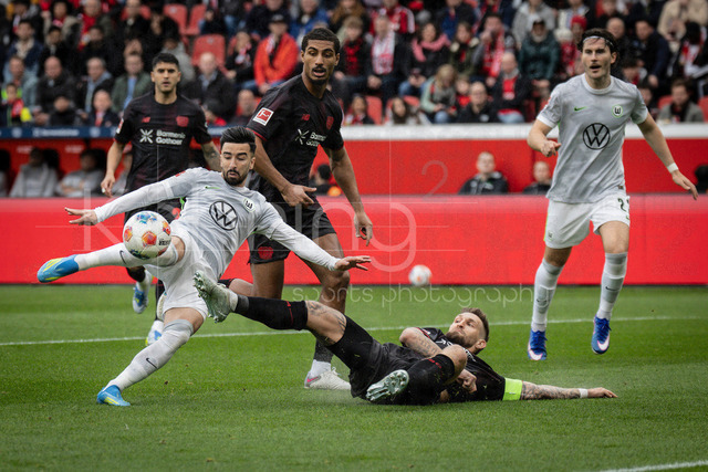 German Bundesliga, Bayer 04 Leverkusen vs. VfL Wolfsburg, 04.04.2026 | LEVERKUSEN, GERMANY - APRIL 4, 2026 :  Mohammed Amoura (VfL Wolfsburg, 9) tackled by Robert Andrich (Bayer 04 Leverkusen, 8) in the box during the German Bundesliga match on gameday 28 between Bayer 04 Leverkusen vs. VfL Wolfsburg at BayArena on April 4, 2026 in Leverkusen, Germany. DFL REGULATIONS PROHIBIT ANY USE OF PHOTOGRAPHS AS IMAGE SEQUENCES AND/OR QUASI-VIDEO.