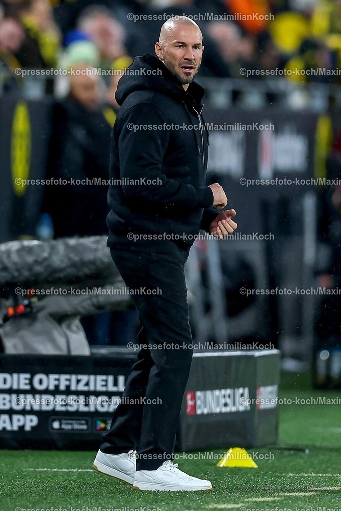 BVB07122501006 | 07.12.2025, Fußball, Borussia Dortmund - TSG 1899 Hoffenheimt, 1. Fußball Bundesliga, 13. Spieltag, Signal Iduna Park, Saison 2025 2026: Cheftrainer Christian Ilzer (TSG Hoffenheim #hc)  gestikulierend am Spielfeldrand   DFB regulations prohibit any use of photographs as image sequences and or quasi-video.