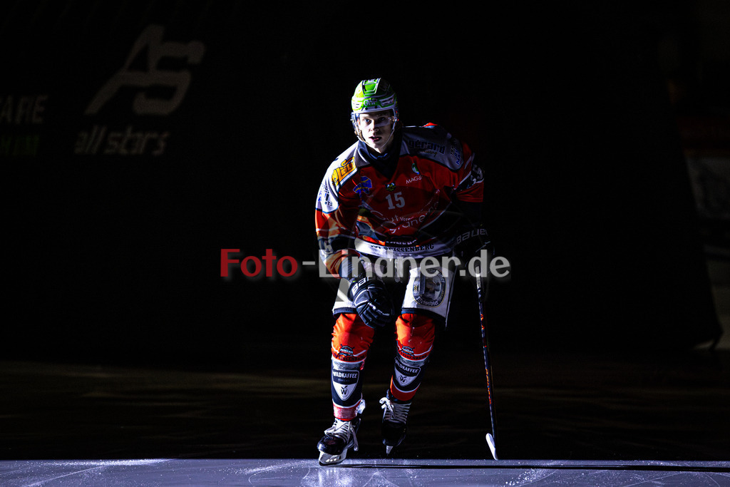 TSV Peißenberg MINERS gegen EHC Königsbrunn PINGUINE | Eishockey Bayernliga Herren Playoffs Viertelfinale 2024/25 - Spiel 6 von 7, TSV Peißenberg MINERS gegen EHC Königsbrunn PINGUINE, 20250221,Ryan MURPHY (MINERS 15) beim Einlauf, Eröffnung,2025-02-21 in Peißenberg (Eisstadion Peißenberg)Ryan MURPHY (MINERS 15)Copyright: WolfgangxLindner foto-lindner.de