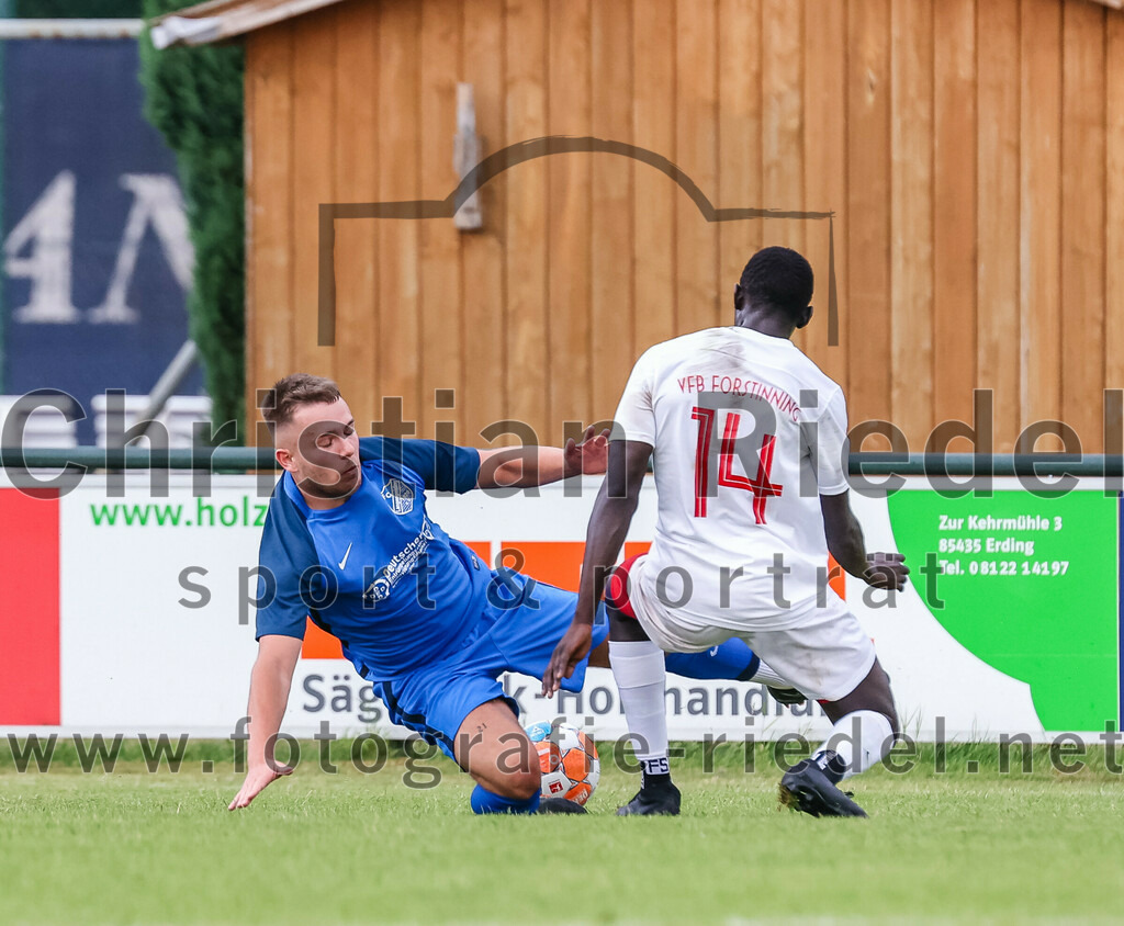2023-06-30_059_FC_Langengeisling_gegen_VfB_Forstinning | Erding, Deutschland, 30.06.2023:
Fußball, Bezirksliga Oberbayern Ost 2023 / 2024, Testspiel, FC Langengeisling gegen VfB Forstinning, Endergebnis: 3:0

David Riederle (FC Langengeisling, #14), Bakary Touray (VfB Forstinning, #14)https://www.fotografie-riedel.net/3376024?acc_token=a76dd4

Foto: Christian Riedel / fotografie-riedel.net