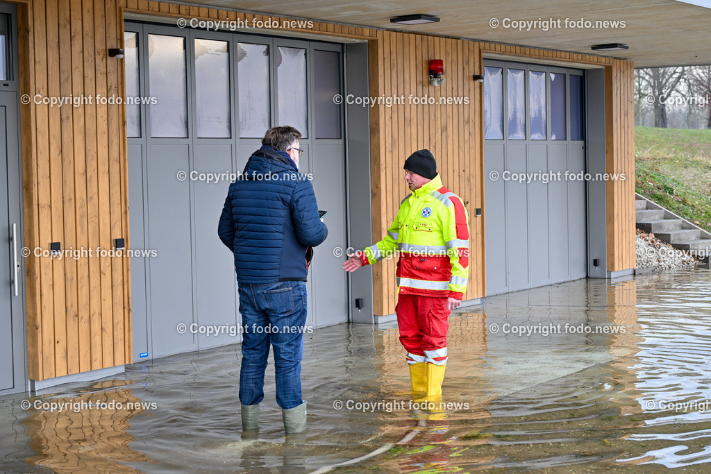 Wasserrettung Pichling_ Pichlingersee_ 29.12.2023-25 | 2912.2023, Linz Pichling, AUT, Wasserrettung, OS Pichling, im Bild Mario Ruhmanseder (Kronen Zeitung Linz), Toni Eder (Wasserrettung)