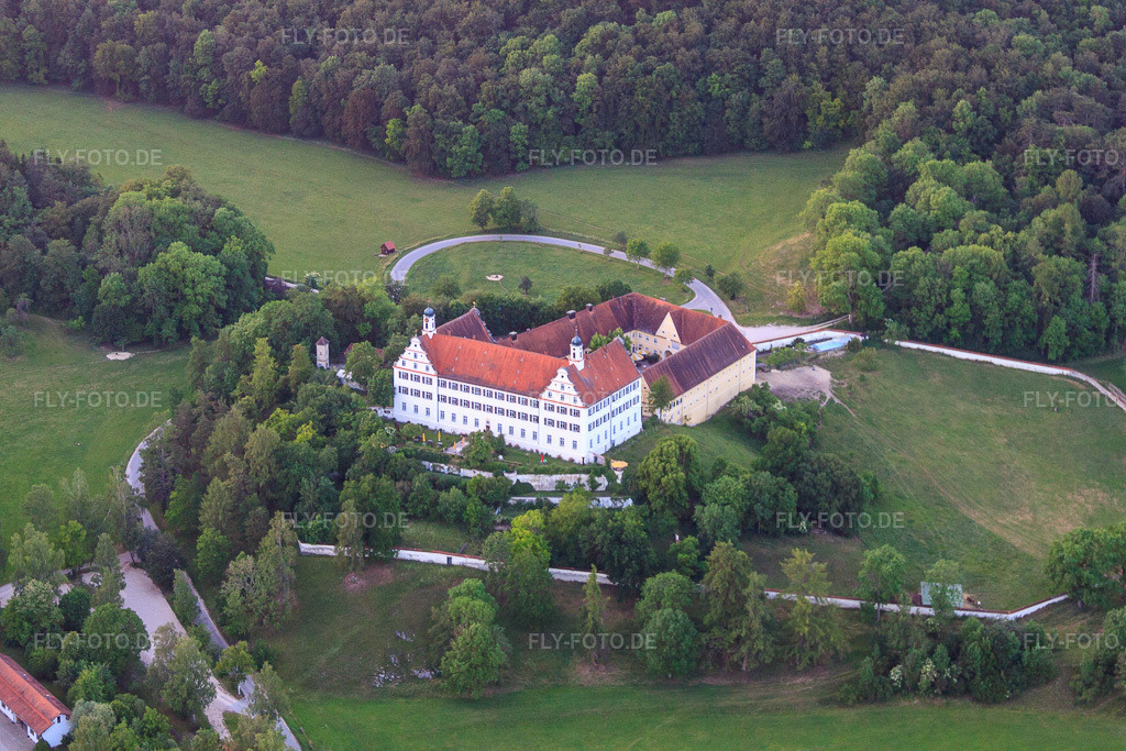 Luftbild: Schloss Mochental - Galerie Schrade im Ortsteil Kirchen in Ehingen im Bundesland Baden-Württemberg in Deutschland. – Foto: IMG_67572.jpg vom 08.06.2014 durch Werner Riehm/FLY-FOTO.de – Auflösung des Originals: 4752 x 3168 px – Galerie Schrade: Galerie Schrade