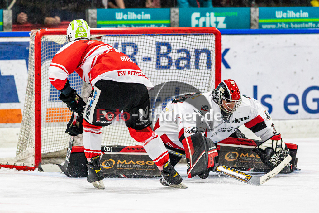 Spiel 3 Finale TSV Peißenberg Miners vs EHC Königsbrunn | Eishockey Bayernliga Playoffs 2023/2024, Spiel 3 Finale TSV Peißenberg Miners vs EHC Königsbrunn, 20240328,
Tor Ryan MURPHY (Miners 15),
2024-03-28 in Peißenberg (Eisstadion)
15 Ryan MURPHY (Miners 15), 32 Stefan VAJS (EHC Goalie 32)
Copyright: WolfgangxLindner foto-lindner.de
