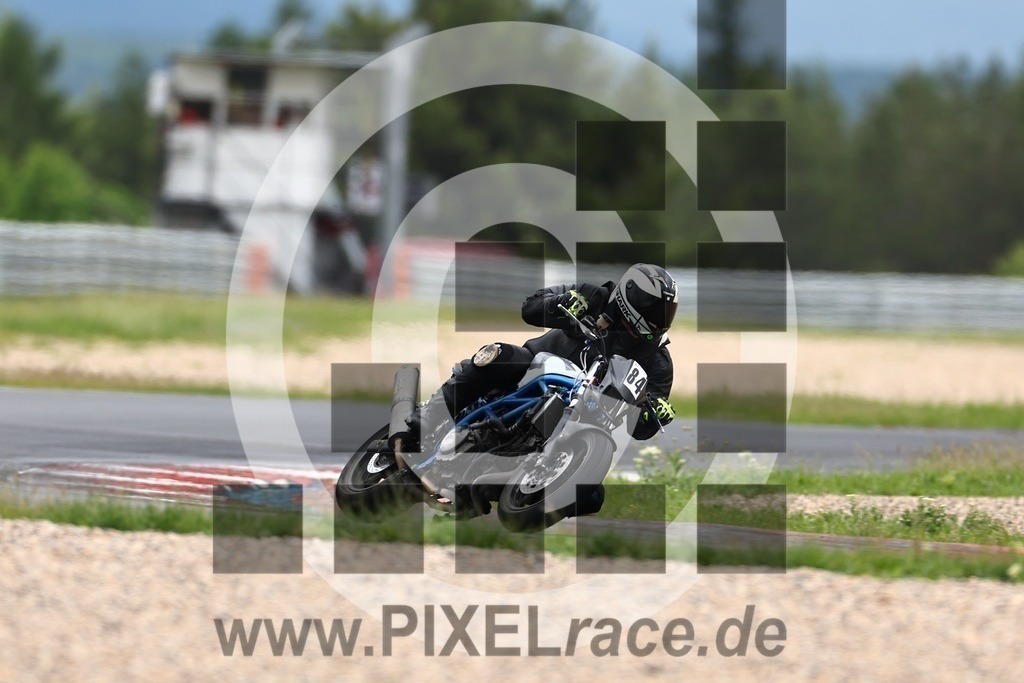 0084-20240518_00811 | Schöne Erinnerungen an spannende Momente - das festzuhalten ist unser Job. PIXELrace.de ist seit 2003 auf den Rennstrecken Europas unterwegs um die Action draußen beim Fahren und die wunderbare Stimmung imm Fahrerlager für euch einzufangen.